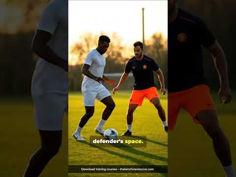 Playing with Back to Goal: The Detail That Changes the Play #football #soccer #soccertraining